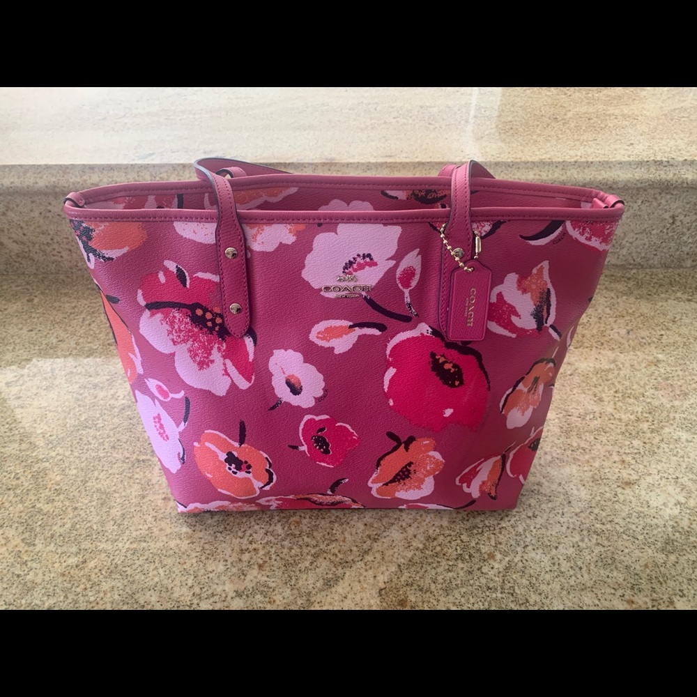 Beautiful brand new without tags Coach bag it’s a great size